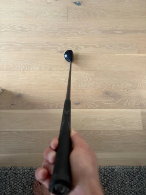 Nike T40 golfklubba 5-wood - Säljer en Nike T40 5-wood golfklubba med 19° loft. Klubban har svart och silverfärgat klubbhuvud och svart grepp. Perfekt för dig som vill ha extra längd på fairway eller från tee. Snygg och klassisk design från Nike.