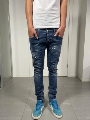Dondup Jeans - Säljer nu dessa Dondup Jeans med snygga slitningar i populär design, mått ca 37,5 o 100 cm. skriv för fler bilder/frågor🙌🏼 