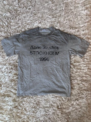 Acne studio T-shirt  - Säljer denna schyssta Acne T-shirten i storlek S. Använd ett fåtal gånger så i prima skick. Vid andra frågor är det bara komma dm. 😊