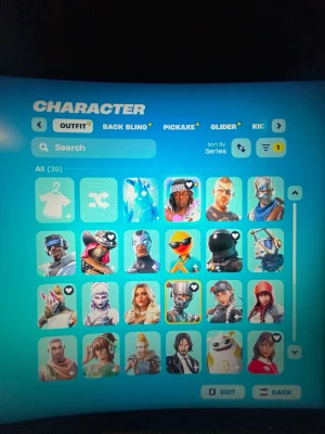 Fortnite maskerad & cosplay dräktsamling - Samling med 39 olika Fortnite-inspirerade maskerad- och cosplaydräkter. Här finns futuristiska rustningar, superhjältar, djurdräkter och färgglada karaktärer. Dräkterna har olika färger som blått, rött, svart, vitt och orange och varierar i form från astronaut till agent och tecknad figur.
