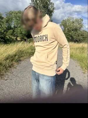 Beige hoodie från Hoodrich - Säljer en beige hoodie från Hoodrich med stor logga framtill och grafiskt tryck på ryggen. Hoodien har huva och ribbade muddar vid ärmslut och nederkant. Perfekt för dig som gillar streetwear och vill sticka ut med snygga detaljer.