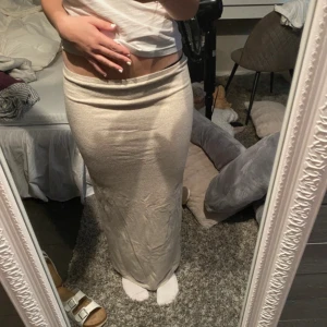 Stickad Maxi kjol  - En jätteskön beige stickad Maxi kjol ifrån Gina tricot☺️ aldrig använd 