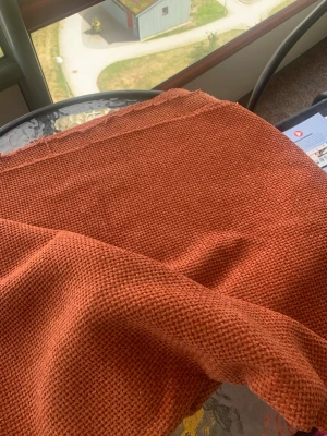 Rostfärgad/ orange tyg. Möbeltyg - Tyg, möbeltyg. Mjukt och fint material från Stoff och Stil. Kan användas till vad som helst. Har flera bitar. Bred på alla bitarna är 1,5 m. Längderna: 1 bit 1m, 1 bit är 2,4 m och 2 bitar är 3m. Alla bitar för 450kr. 