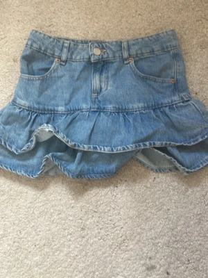 Volang kjol zara - Fin jeans volang kjol från Zara som inte kommer till användning. Storlek 164