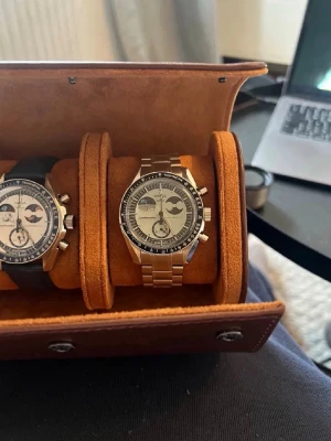 Moddad Omega x Swatch Mission to Earthphase - Detta är en omega x swatch Moonswatch mission to earthphase som är modifierad med en metallboett och metallarmband inspirerat av omega speedmaster. Perfekt för dig som vill ha en moonswatch men tycker att det känns fjantigt med en plastklocka eller drömmer om en speedmaster. Den har en skön tyngd och är byggd på korrekt sätt med delar av hög kvalitet. 42mm stor. Låda, original boett och extra länkar följer med. Skriv om du har några frågor!