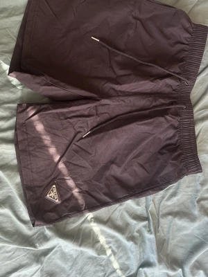 Svarta shorts med snörning - Säljer ett par Prada shorts som jag vuxit ur alldeles för snabbt. Shortsen är knappt använda