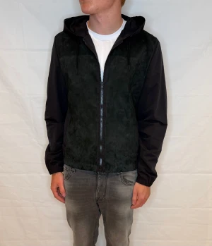 Herno Suede Cardigan Black Men's - Ny svart cardigan i mockaliknande material från Herno. Helt ny med etikett/hängare.