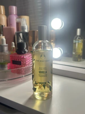 The body shop bodymist - En body mist från the body shop med doft av vanilj. Den är väldigt fräsch och ”mjuk” doft. Passar till alla årstider! Nypris är runt 180kr, lite använd.