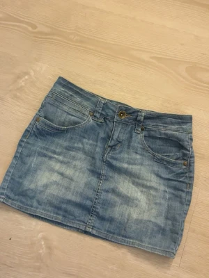 lågmidjad jeanskjol - Säljer en lågmidjad jeanskjol som är super snygg och cool, tyvärr kan jag inte ha den längre då den börjar bli för liten