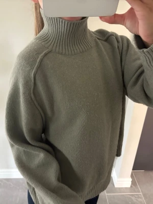 Stickad tröja  - Säljer en fin stickat tröja från hm i storlek M men den sitter som en S/XS. Jag har alltid xs och den passar mig perfekt! 