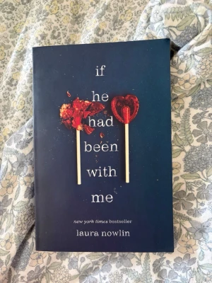 If He Had Been With Me roman - En ungdomsroman på engelska av Laura Nowlin med ett mörkblått omslag och två röda klubbor, varav en är krossad. Boken handlar om kärlek, vänskap och förlorade chanser. Perfekt för dig som gillar känslosamma berättelser och contemporary romance. Säljer för att göra plats för fler böcker men denna är jättebra och jag rekommenderar den starkt!!📚📚💕