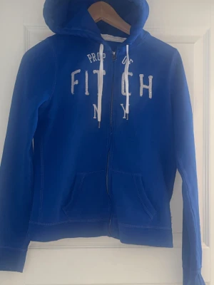Abercrombie & Fitch blå hoodie med dragkedja - Abercrombie & Fitch blå hoodie med dragkedja. Medium men jag skulle säga att den sitter som en small/funkar som båda storlekarna. 🚨Tar bara emot betalningar via Swish!!! Om du vill ha fler bilder eller har frågor är det bara att skriva till mig!!!🚨