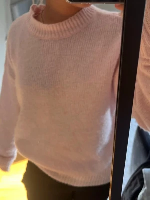 Ljusrosa stickad tröja - Mysig ljusrosa stickad tröja med rund halsringning och ribbade muddar vid ärmslut och nederkant. Storlek Xs men skulle säga att den sitter mer som en S. Den är från Gina men tyvärr e lappen inte kvar. Säljs från början för 500. 