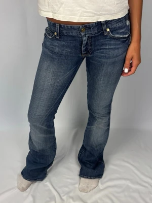 Superfina lågmidjade bootcut jeans - Såå fina lågmidjade bootcut jeans från 7 for all mankind | Storlek 29 | Jättefint skick pluss lite snygga slitningar! | Jag är 168cm lång och väger 60kg | Mått: Ytterbenslängd: 107cm. Midjebredd: 41cm. Lårbredd: 28cm. Fotöppning: 26cm. Kontakta mig vid fler frågor eller funderingar!💗