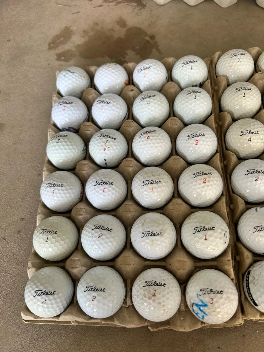 Stort parti Titleist golfbollar 48 st-C/B - 2