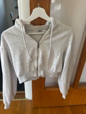 Ljusgrå cropped hoodie med dragkedja  - Fin och jätteskön 🌸