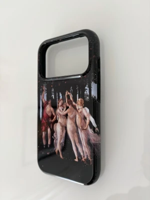 iPhone 17 Pro NYTT skal nypris 411:- - Helt nytt iPhone 17 PRO skal. Köpt från Etsy för 411:-. Säljer då Etsy säljaren av misstag skickade fel modell på skalet till mig. Jag har en iPhone Air och skalet passar därför inte min mobil tyvärr😅 men men. Motivet är iallafall konstverket Primavera av Botticelli. Jag fick skickat till mig rätt modell i efterhand så jag kan säga att kvaliteten är jättebra verkligen och skalet är väldigt tåligt. Jag har tappat min mobil flera gånger och ingenting syns på varken skalet eller mobilen🙏😇