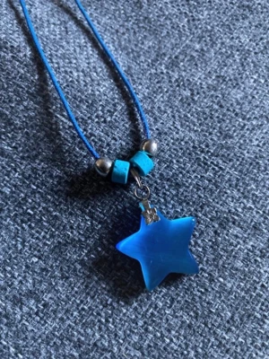 Stjärnhalsband - Blått halsband med en blå stjärna och några pärlor