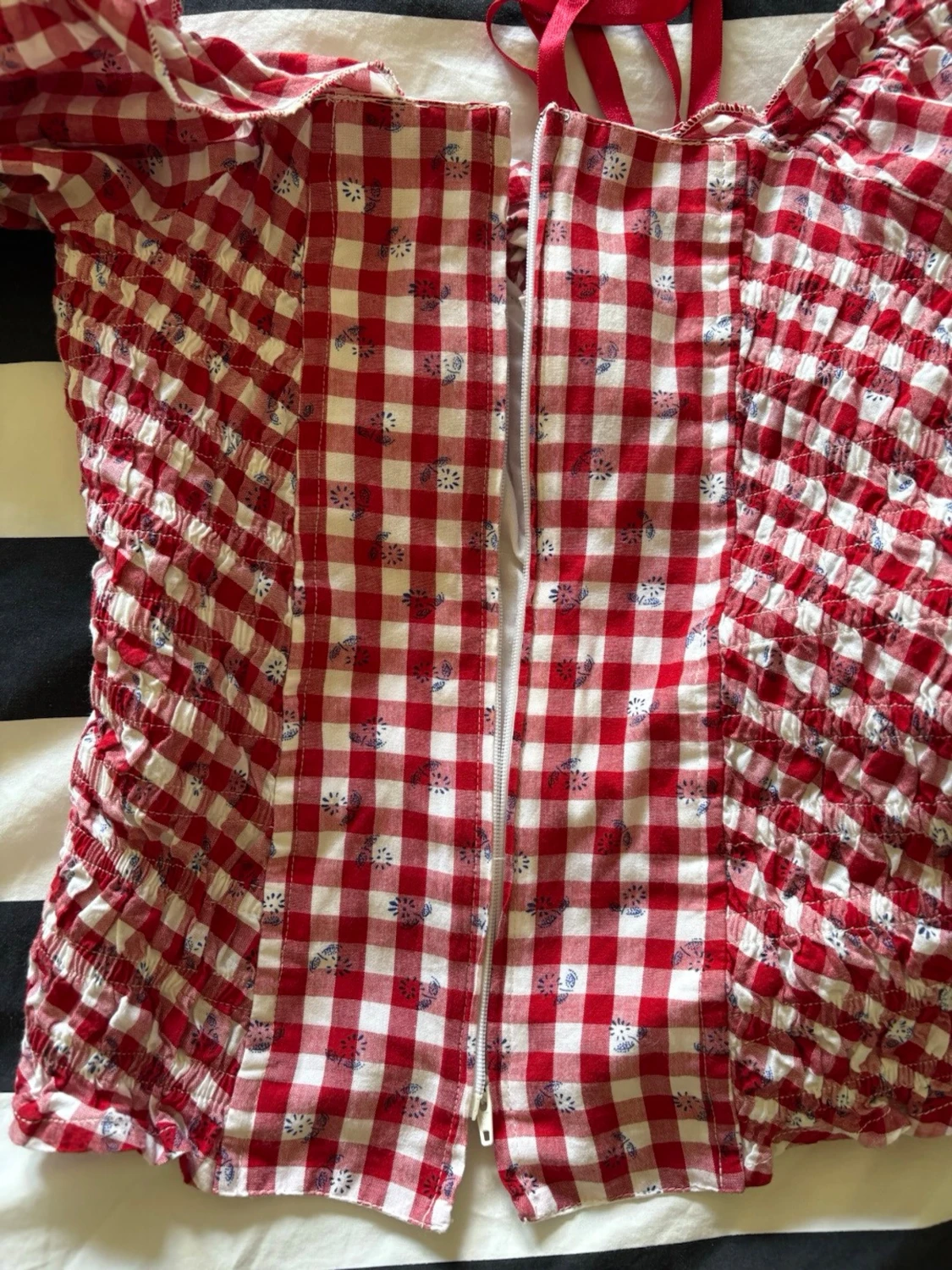 Rutig röd blus med snörning - 1