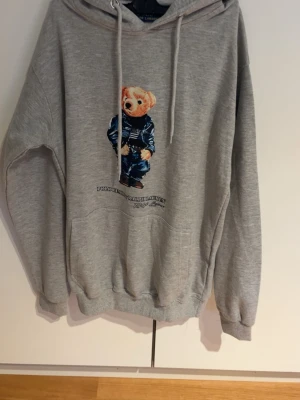 Grå Ralph Lauren hoodie  - Säljer en grå Ralph Lauren hoodie i strorlek M. Prislappen är kvar. Om du har någon fråga eller fundering så är de bara att skriva. Pris går att diskutera.