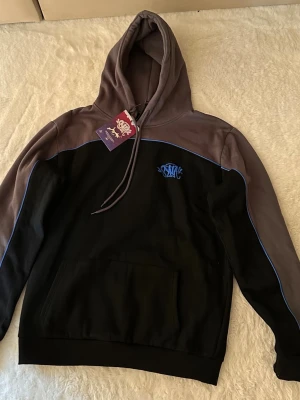 Syna World Hoodie - Syna world Hoodie.  Aldrig använd  Något liten i storlek  Pris kan diskuteras  ( Jag säljer matchande byxor på min profil)