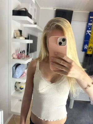 Krämvit ribbad linnetopp med spets - Säljer en superfin ribbad linnetopp med spets💕
