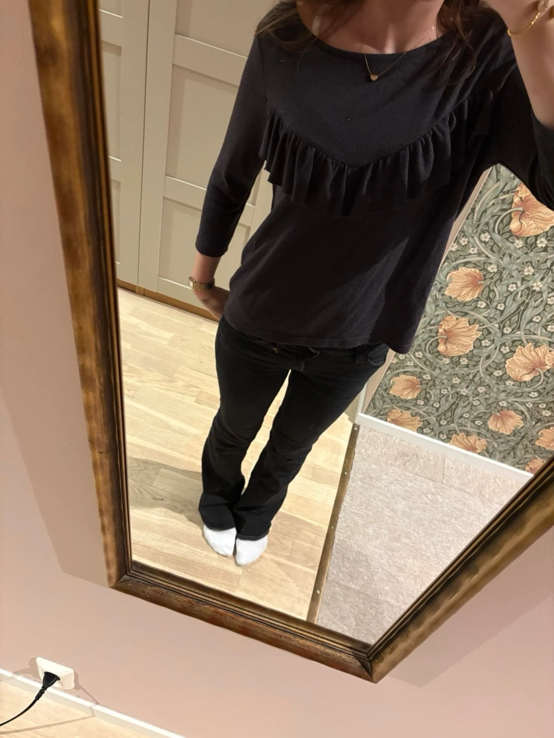 Svart topp med volangdetalj