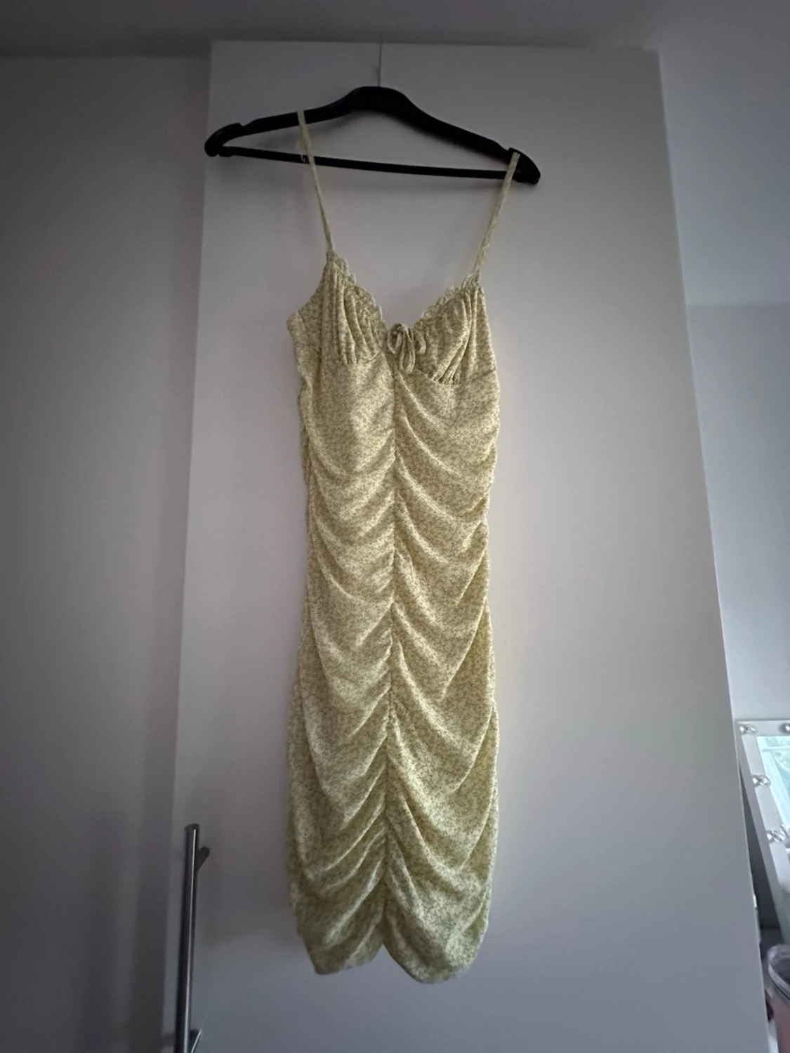 Ljusgul blommig klänning