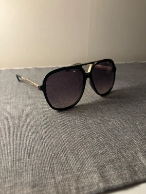 Marc Jacobs solglasögon  - Mängdrabatt finns! Ju fler plagg du köper, desto bättre pris kan jag ge!