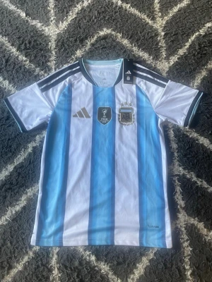Argentina matchtröja Adidas blåvit - Säljer en officiell Argentina matchtröja från Adidas. Helt ny, pris kan diskuteras därför tar jag gärna emot prisförslag 