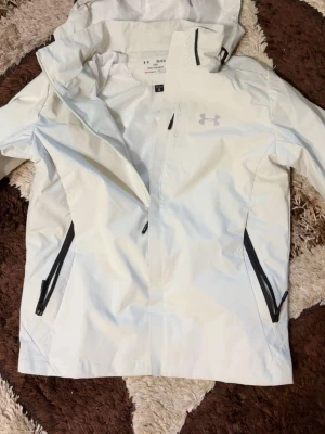 Under armour windbreaker - En super skön under armour windbreaker nu när det börja bli lite kallare! | Skick; 10/10 aldrig har lapparna kvar! | Strl; M | Pris kan diskuteras vid en snabb o smidig affär! 