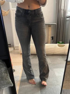 Grå Bootcut jeans från vero Moda  - Fint skick Storlek M32