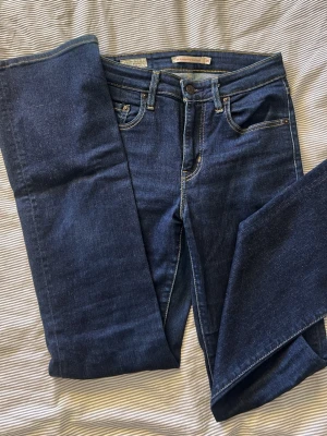 Mörkblå raka jeans med kontrastsömmar - Snygga mörkblå jeans med raka ben och klassisk femficksmodell. Jeansen har kontrastsömmar och normal midja. Tillverkade i ett mjukt denimtyg som sitter skönt hela dagen. Perfekta till en avslappnad stil.