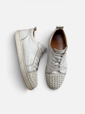 Christian Louboutins Vita Spikar - Snygga skor som är perfekta till lite festligare tillfällen eller bara daglig användning. Skorna är använda och har några slitningar men mycket liv kvar. Väldigt snygga och unika. Äkta och köpta på high-end second hand. Skriv vid funderingar!