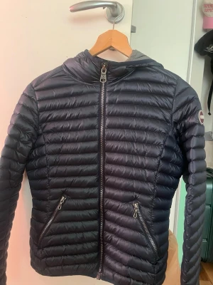 Colmar dunjacka - Säljer min jätte snygga colmar jacka i marinblå. Perfekt nu till höst och kan även användas under vintern. Inga defekter förutom högra armen som har blivit fixad längst ner, men inget som syns. Kolla sista bilden. Annars ser jackan helt oanvänd och bra ut.
