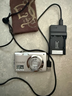 Nikon CoolPix S3000 - Skärmen fungerar ej, laddaren och fodralen ingår
