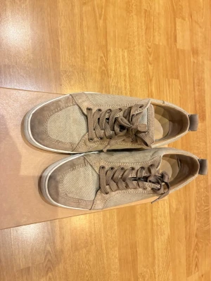 Christian louboutin - säljer dessa de är i bra skick box fås med storlek 41.5