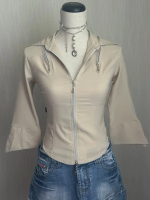 Beige slim skjorta med trekvartsärm och dragkedjor - Beige slim skjorta med trekvartsärm och dragkedjor s/xs