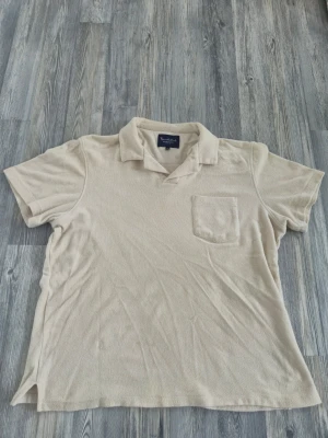Beige skjorta från Bondelid - Säljer en beige skjorta från Bondelid i mjukt material med klassisk krage och bröstficka. Skjortan har korta ärmar och en avslappnad passform, perfekt för en stilren och enkel look.