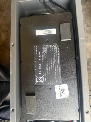 Litiumjonbatteri till elfordon - Säljer ett svart litiumjonbatteri från Kugoo, modell G2, som används till elfordon som elscootrar. Batteriet har en rektangulär form och är tillverkat i hård plast. Det finns tydliga etiketter och varningssymboler på ovansidan.den är använd bara en gång och då vart lite skrapit under för att  den inte satt så bra.annars helt ny typ