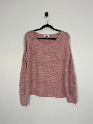 Old Navy Stickad Tröja Rosa Melerad 100% Bomull Dam S Relaxed Fit - • Storlek: S  • Färg: Rosa melerad • Passform: Relaxed Fit  • Krage: Rund hals • Material: 100% bomull  Skick: Plagget är i väldigt fint skick. Eventuella anmärkningar anges alltid tydligt i beskrivningen och visas på bilderna.  Nypris: Cirka 500 kr.  📦 Skickas snabbt och packas omsorgsfullt. 💬 Hör gärna av dig om du har frågor eller vill se fler bilder. 🤝 Samfrakt erbjuds vid köp av flera plagg – kika gärna in mina andra annonser!• Storlek: S  • Färg: Rosa melerad • Passform: Relaxed Fit  • Kra