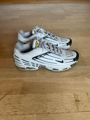 Nike Air Max - Nike Airmax Tn Plus 3. Storlek 43. Skick 7/10. Nypris ca 2200kr. Mitt pris 799kr.