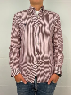 Ralph lauren skjorta röd/vit S - Supersnygg randig ralph lauren skjorta. Size S! Modellen är 180. Rekomenderad längd: 175-180cm. Fint skick. Hör av dig vid intresse 🤩
