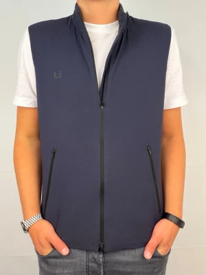 Ubr väst mörkblå  - Ubr väst size M. Liten i storlek så sitter helt enkelt som en S. Modellen är 180cm. Nypris 3499kr.  Skriv vid intresse