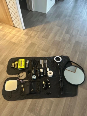 Helt barberare kit  - I detta kit medföljer följande  2 speglar Massor kammar Kam för hjälp till klippning Lyse till TikToks  Massor guards Sån till kunderna så de inte får hår på sig Borstar Saxar - alla saxar Hår clips Sprayflaska Hårvax Svart färg till hairline Hår puder Sån vit runt halsen  Dyraste produkterna Babyliss klippare - original guards Philips Oneblade 360 pro Shaver En till klippare  Alla dessa produkter har endast använts till klippning och kan säljas enskilt. Detta är det perfekta kittet för dig som