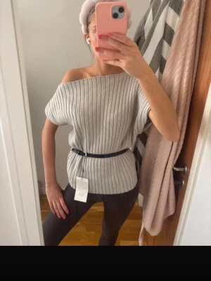 Super fin tröj - Jätte fin ribbad stickad tröja med bälte 🥰🥰sitter så fint på men har för många liknande!!