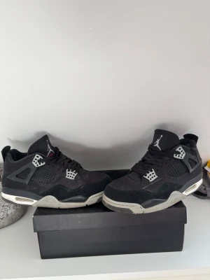 Jordan 4 black canvas - Bra skick inget fel med de bara användt ett par gånger