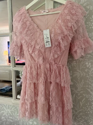 Klänning - Klänning från gina tricot i storlek S 14+, aldrig använd med prislappen kvar. 