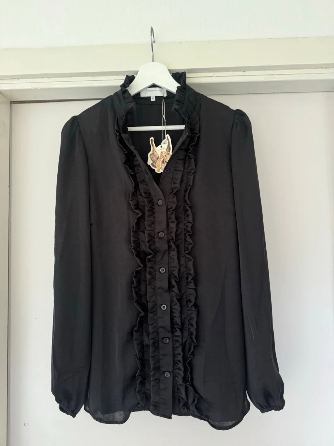 Svart blus med volangdetaljer - 1