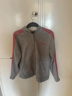 Grå hoodie  - Skön och i bra skick 🌸